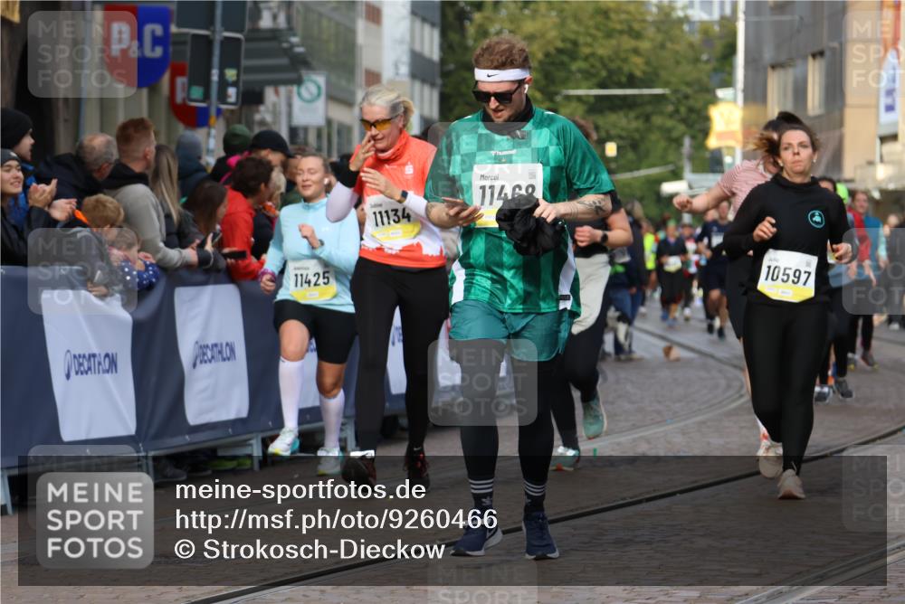 05.10.2025 - 20. swb-Marathon Bremen Strokosch-Dieckow http://msf.ph/oto/9260466 05.10.2025 11:05:57 Ziel 9355, 9931, 10081, 10095, 10587, 10597, 11134, 11425, 11468, 11525 meine-sportfotos.de