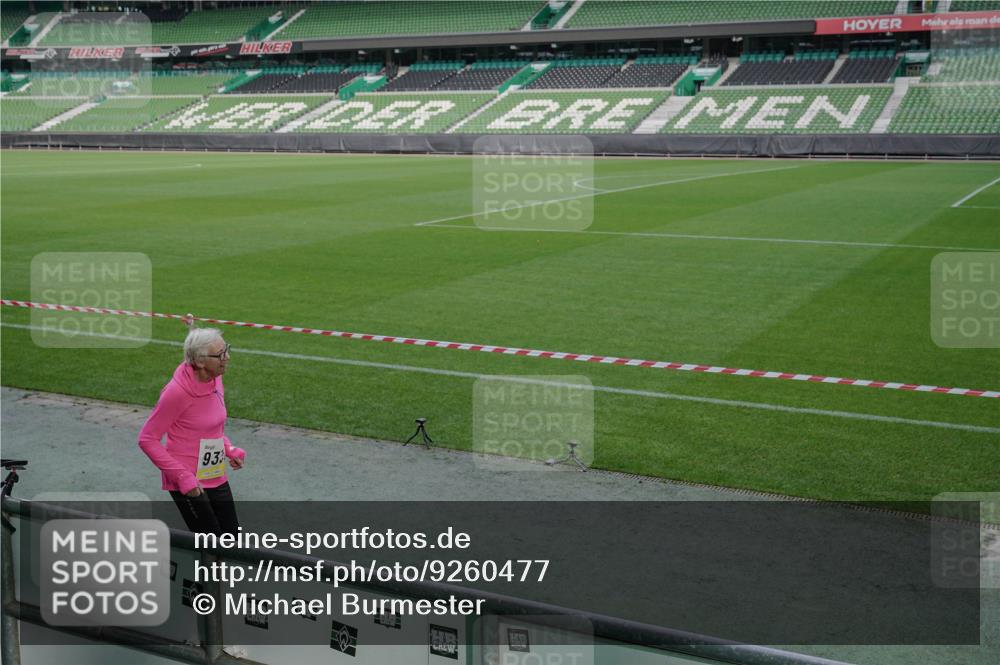 05.10.2025 - 20. swb-Marathon Bremen Michael Burmester http://msf.ph/oto/9260477 05.10.2025 10:51:35 Laufen im Stadion 9338, 9763, 9840, 9941, 11313, 11314, 11698, 9941 meine-sportfotos.de