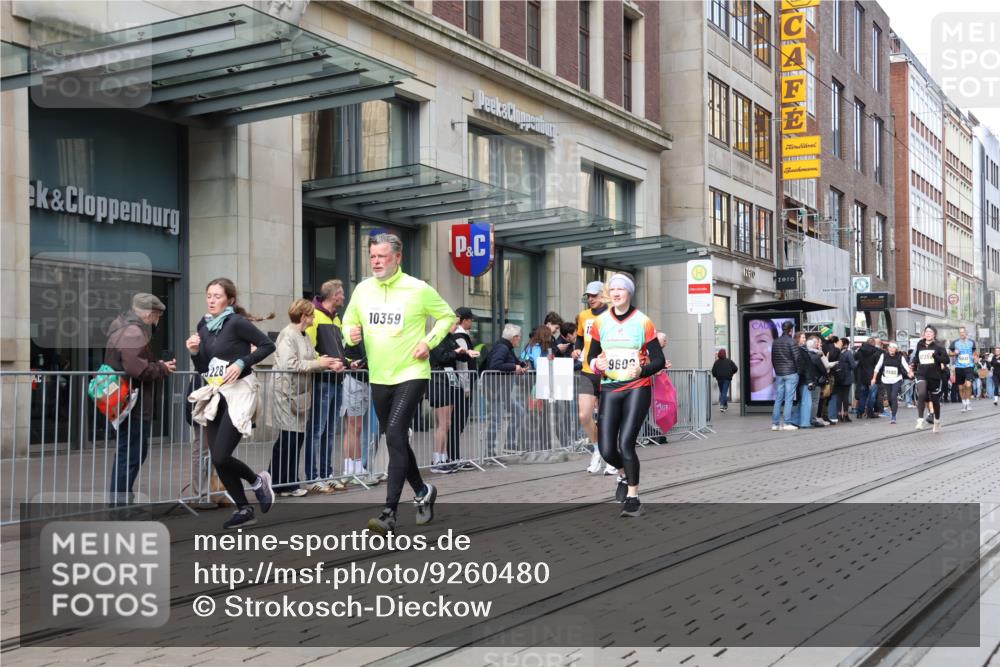 05.10.2025 - 20. swb-Marathon Bremen Strokosch-Dieckow http://msf.ph/oto/9260480 05.10.2025 11:00:40 Ziel 9182, 9208, 9305, 9443, 9600, 9880, 9954, 10182, 10228, 10258, 10359, 10477, 10571, 10630, 10690, 10914, 11053, 11155, 11337, 11338, 11524, 11719, 9182, 9208, 9305, 9443, 9600, 9880, 9954, 10182, 10228, 10258, 10359, 10477, 10571, 10630, 10690, 10914, 11053, 11155, 11337, 11338, 11524, 11719 meine-sportfotos.de