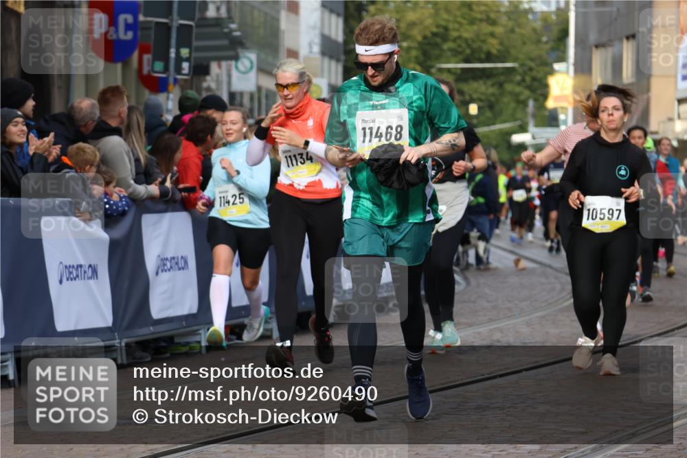 05.10.2025 - 20. swb-Marathon Bremen Strokosch-Dieckow http://msf.ph/oto/9260490 05.10.2025 11:05:57 Ziel 9355, 9931, 10081, 10095, 10587, 10597, 11134, 11425, 11468, 11525 meine-sportfotos.de