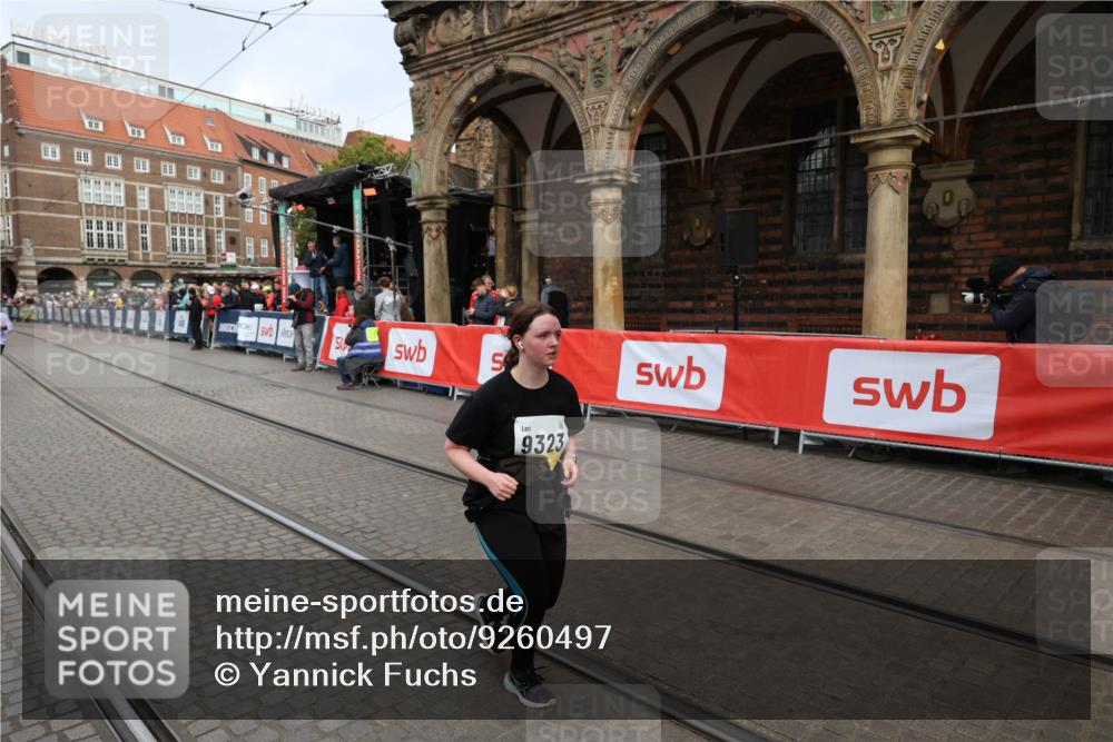 05.10.2025 - 20. swb-Marathon Bremen Yannick Fuchs http://msf.ph/oto/9260497 05.10.2025 11:20:19 Ziel 9323, 9408 meine-sportfotos.de
