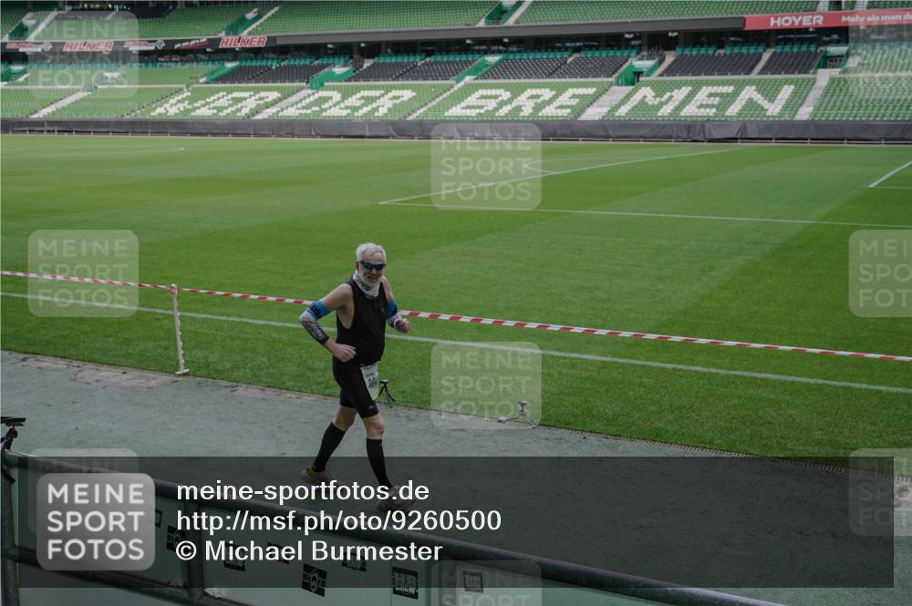 05.10.2025 - 20. swb-Marathon Bremen Michael Burmester http://msf.ph/oto/9260500 05.10.2025 10:51:38 Laufen im Stadion 9338, 9763, 9840, 11313, 11314, 11697, 11698, 9941 meine-sportfotos.de