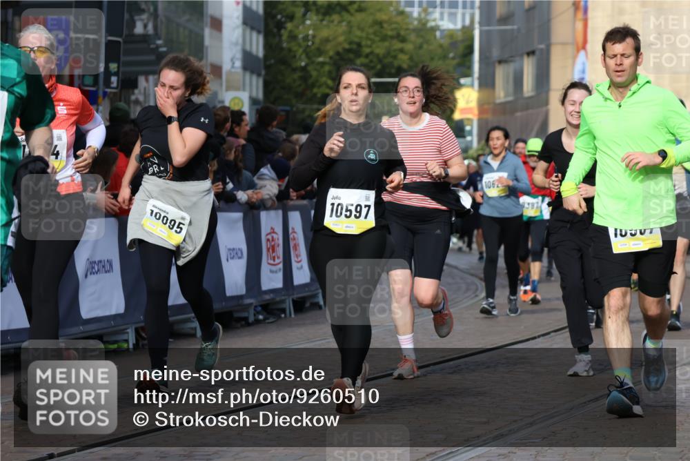 05.10.2025 - 20. swb-Marathon Bremen Strokosch-Dieckow http://msf.ph/oto/9260510 05.10.2025 11:05:59 Ziel 9355, 9931, 10081, 10095, 10100, 10101, 10587, 10597, 11134, 11425, 11468, 11525 meine-sportfotos.de