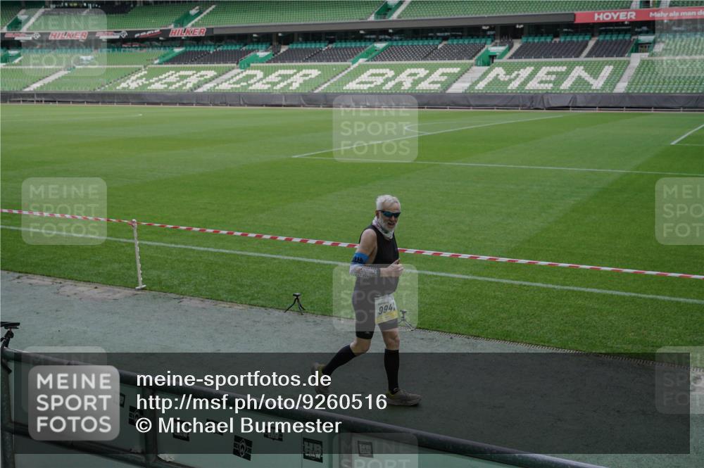 05.10.2025 - 20. swb-Marathon Bremen Michael Burmester http://msf.ph/oto/9260516 05.10.2025 10:51:38 Laufen im Stadion 9338, 9763, 9840, 11313, 11314, 11697, 11698, 9941 meine-sportfotos.de