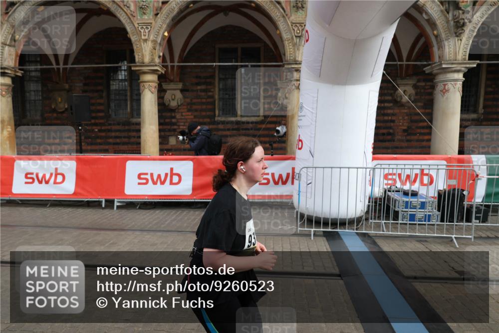 05.10.2025 - 20. swb-Marathon Bremen Yannick Fuchs http://msf.ph/oto/9260523 05.10.2025 11:20:20 Ziel 9323, 9408 meine-sportfotos.de
