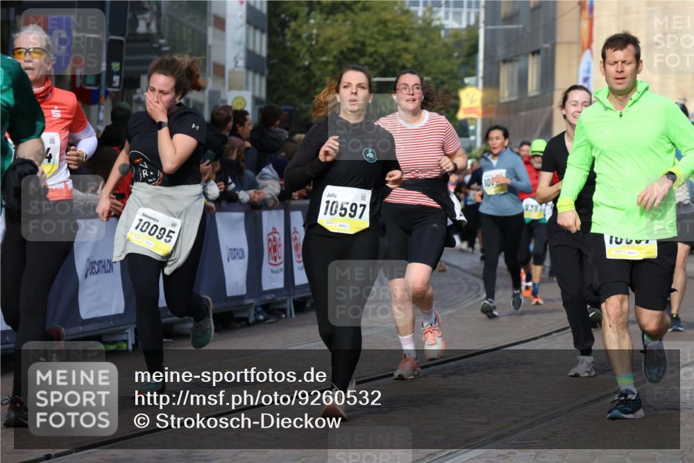 05.10.2025 - 20. swb-Marathon Bremen Strokosch-Dieckow http://msf.ph/oto/9260532 05.10.2025 11:05:59 Ziel 9355, 9931, 10081, 10095, 10100, 10101, 10587, 10597, 11134, 11425, 11468, 11525 meine-sportfotos.de