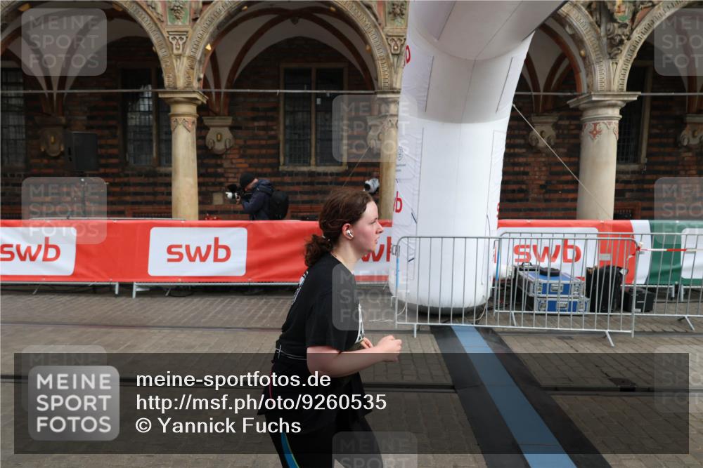 05.10.2025 - 20. swb-Marathon Bremen Yannick Fuchs http://msf.ph/oto/9260535 05.10.2025 11:20:20 Ziel 9323, 9408 meine-sportfotos.de