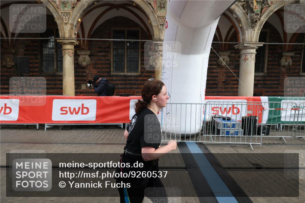 05.10.2025 - 20. swb-Marathon Bremen Yannick Fuchs http://msf.ph/oto/9260537 05.10.2025 11:20:20 Ziel 9323, 9408 meine-sportfotos.de