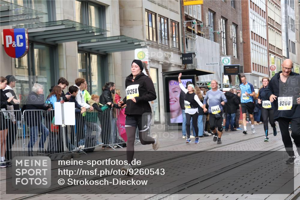 05.10.2025 - 20. swb-Marathon Bremen Strokosch-Dieckow http://msf.ph/oto/9260543 05.10.2025 11:00:43 Ziel 9182, 9208, 9305, 9443, 9600, 9613, 9880, 9954, 10228, 10258, 10359, 10477, 10544, 10630, 10762, 10914, 11053, 11155, 11337, 11338, 11524, 11597, 11719, 9182, 9208, 9305, 9443, 9600, 9613, 9880, 9954, 10228, 10258, 10359, 10477, 10544, 10630, 10762, 10914, 11053, 11155, 11337, 11338, 11524, 11597, 11719 meine-sportfotos.de