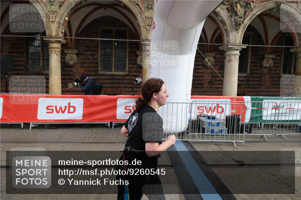 05.10.2025 - 20. swb-Marathon Bremen Yannick Fuchs http://msf.ph/oto/9260545 05.10.2025 11:20:20 Ziel 9323, 9408 meine-sportfotos.de