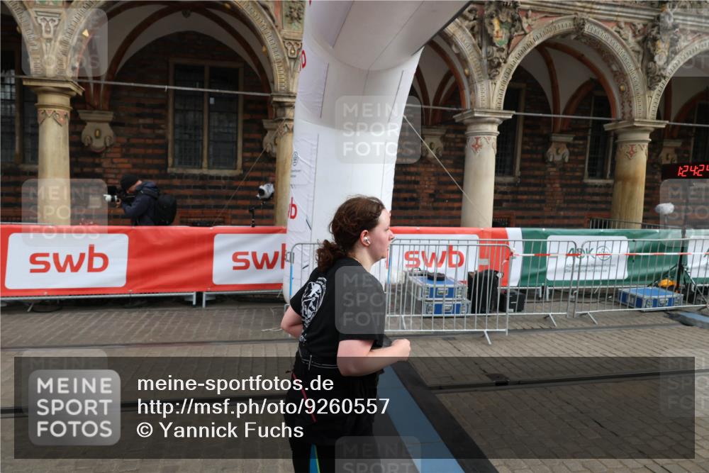 05.10.2025 - 20. swb-Marathon Bremen Yannick Fuchs http://msf.ph/oto/9260557 05.10.2025 11:20:20 Ziel 9323, 9408 meine-sportfotos.de