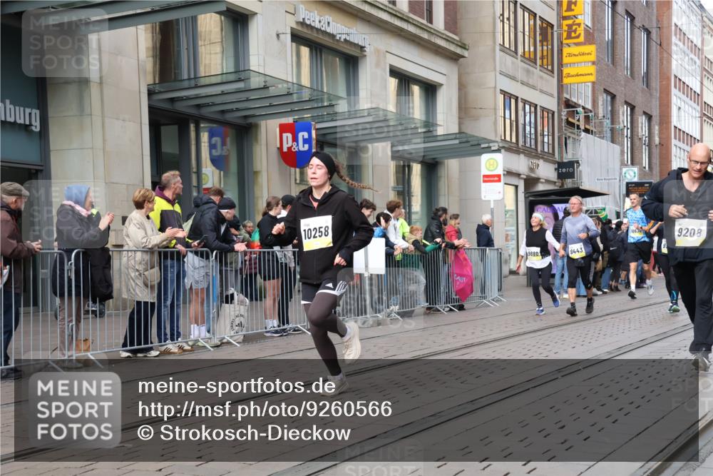 05.10.2025 - 20. swb-Marathon Bremen Strokosch-Dieckow http://msf.ph/oto/9260566 05.10.2025 11:00:44 Ziel 9182, 9208, 9305, 9443, 9600, 9613, 9880, 9954, 10228, 10258, 10359, 10477, 10544, 10630, 10762, 10914, 11053, 11155, 11337, 11338, 11524, 11597, 11680, 11719, 9182, 9208, 9305, 9443, 9600, 9613, 9880, 9954, 10228, 10258, 10359, 10477, 10544, 10630, 10762, 10914, 11053, 11155, 11337, 11338, 11524, 11597, 11680, 11719 meine-sportfotos.de