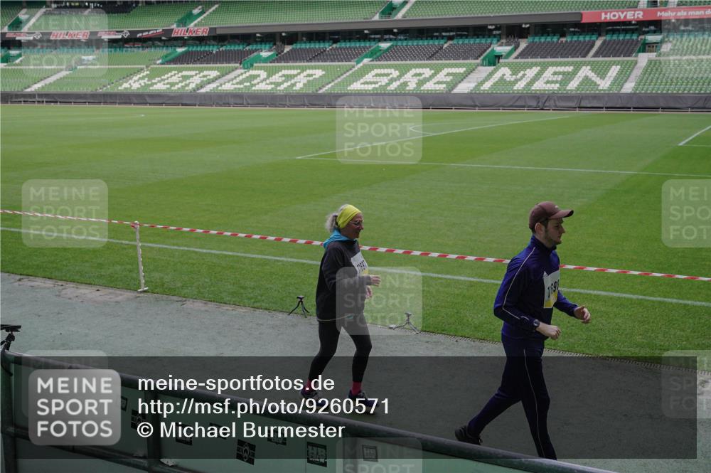 05.10.2025 - 20. swb-Marathon Bremen Michael Burmester http://msf.ph/oto/9260571 05.10.2025 10:52:22 Laufen im Stadion 10144, 10300, 10774, 10935, 11572, 11697, 11698, 9763, 11313, 11314 meine-sportfotos.de