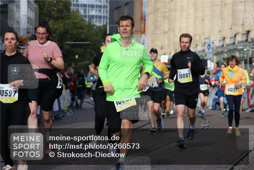 05.10.2025 - 20. swb-Marathon Bremen Strokosch-Dieckow http://msf.ph/oto/9260573 05.10.2025 11:06:00 Ziel 9355, 9786, 9931, 10081, 10095, 10100, 10101, 10587, 10597, 11134, 11425, 11468, 11525 meine-sportfotos.de