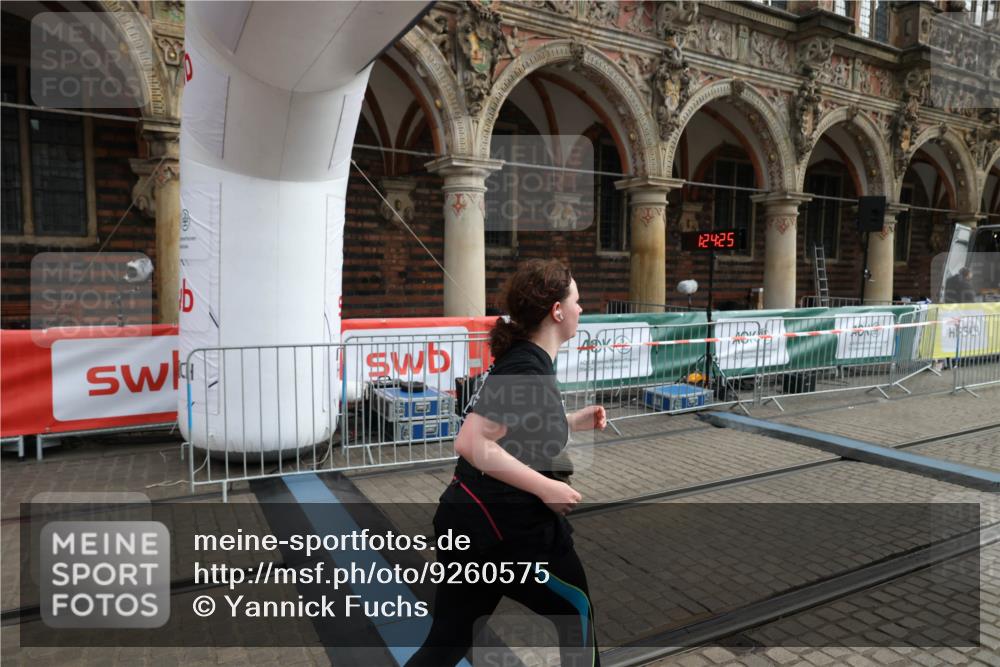 05.10.2025 - 20. swb-Marathon Bremen Yannick Fuchs http://msf.ph/oto/9260575 05.10.2025 11:20:20 Ziel 9323, 9408 meine-sportfotos.de