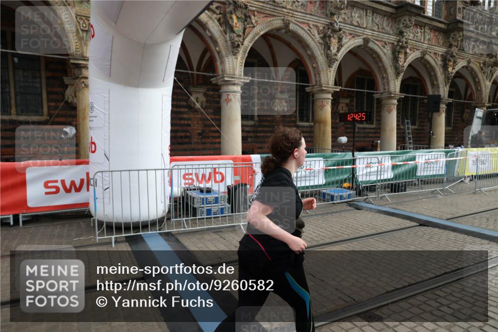 05.10.2025 - 20. swb-Marathon Bremen Yannick Fuchs http://msf.ph/oto/9260582 05.10.2025 11:20:21 Ziel 9323, 9408 meine-sportfotos.de
