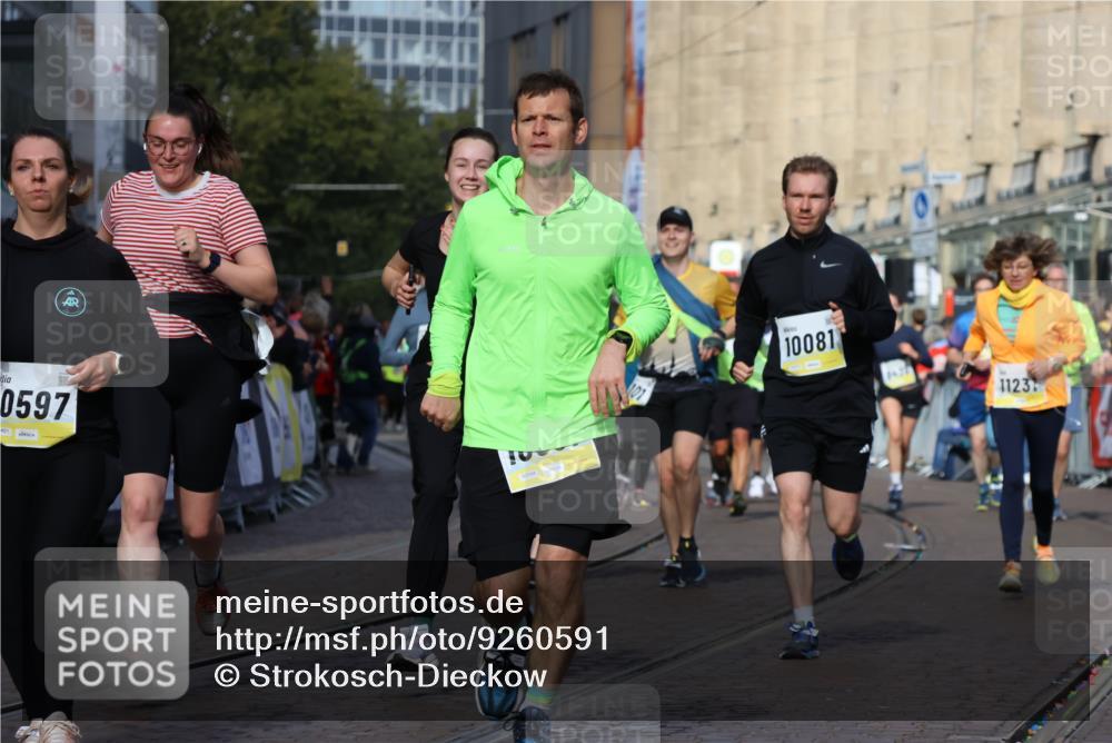 05.10.2025 - 20. swb-Marathon Bremen Strokosch-Dieckow http://msf.ph/oto/9260591 05.10.2025 11:06:01 Ziel 9355, 9786, 9931, 10081, 10095, 10100, 10101, 10462, 10587, 10597, 10623, 11134, 11231, 11425, 11468, 11525 meine-sportfotos.de