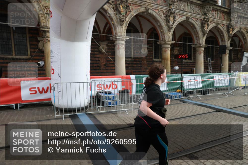 05.10.2025 - 20. swb-Marathon Bremen Yannick Fuchs http://msf.ph/oto/9260595 05.10.2025 11:20:21 Ziel 9323, 9408 meine-sportfotos.de