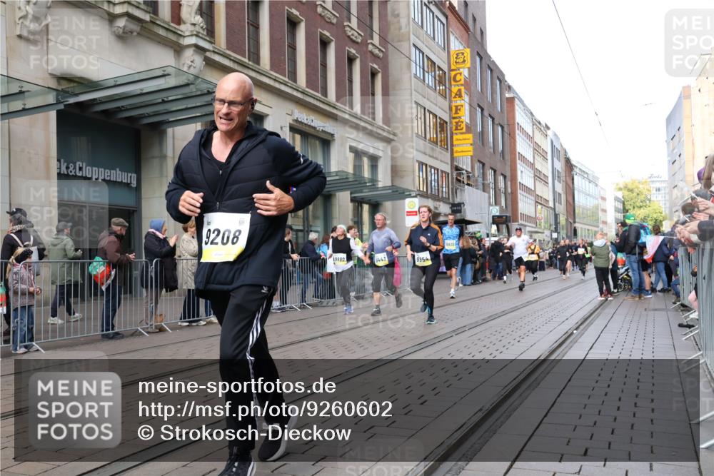05.10.2025 - 20. swb-Marathon Bremen Strokosch-Dieckow http://msf.ph/oto/9260602 05.10.2025 11:00:46 Ziel 9182, 9208, 9305, 9443, 9600, 9613, 9880, 9954, 10228, 10258, 10359, 10477, 10544, 10630, 10762, 10914, 11053, 11337, 11338, 11524, 11597, 11680, 11719, 9182, 9208, 9305, 9443, 9600, 9613, 9880, 9954, 10228, 10258, 10359, 10477, 10544, 10630, 10762, 10914, 11053, 11337, 11338, 11524, 11597, 11680, 11719 meine-sportfotos.de
