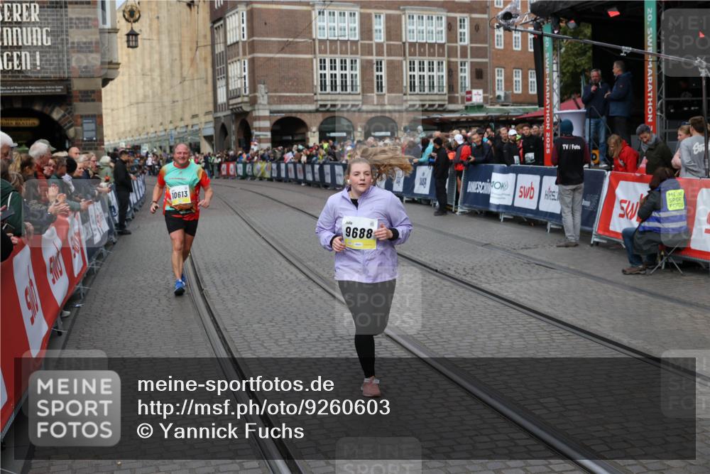 05.10.2025 - 20. swb-Marathon Bremen Yannick Fuchs http://msf.ph/oto/9260603 05.10.2025 11:20:22 Ziel 9323, 9408, 9688 meine-sportfotos.de