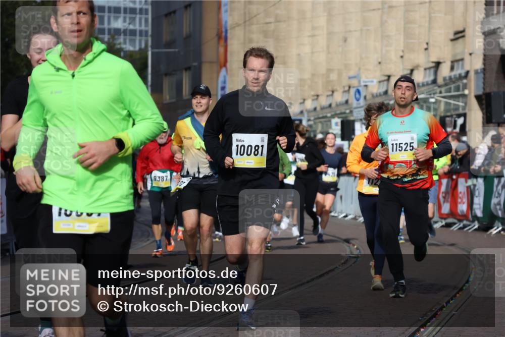 05.10.2025 - 20. swb-Marathon Bremen Strokosch-Dieckow http://msf.ph/oto/9260607 05.10.2025 11:06:02 Ziel 9355, 9438, 9786, 9931, 10081, 10095, 10100, 10101, 10462, 10587, 10597, 10623, 11134, 11231, 11425, 11468, 11525 meine-sportfotos.de
