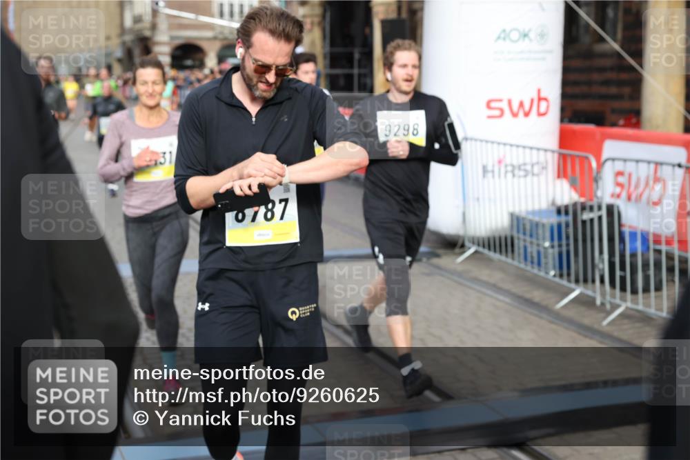 05.10.2025 - 20. swb-Marathon Bremen Yannick Fuchs http://msf.ph/oto/9260625 05.10.2025 10:48:35 Ziel 8787, 9223, 9298, 9404, 9437, 9665, 9704, 9810, 9958, 10109, 10131, 10177, 10211, 10685, 11005, 11357, 11505 meine-sportfotos.de