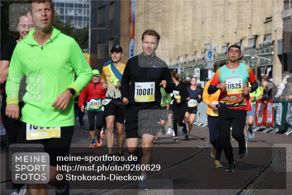 05.10.2025 - 20. swb-Marathon Bremen Strokosch-Dieckow http://msf.ph/oto/9260629 05.10.2025 11:06:02 Ziel 9355, 9438, 9786, 9931, 10081, 10095, 10100, 10101, 10462, 10587, 10597, 10623, 11134, 11231, 11425, 11468, 11525 meine-sportfotos.de