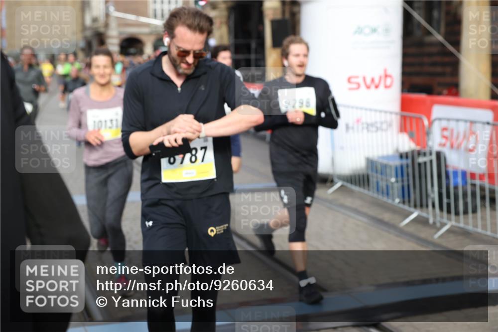 05.10.2025 - 20. swb-Marathon Bremen Yannick Fuchs http://msf.ph/oto/9260634 05.10.2025 10:48:35 Ziel 8787, 9223, 9298, 9404, 9437, 9665, 9704, 9810, 9958, 10109, 10131, 10177, 10211, 10685, 11005, 11357, 11505 meine-sportfotos.de