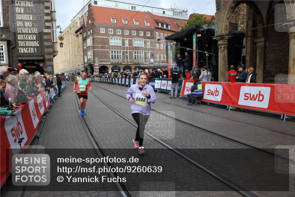 05.10.2025 - 20. swb-Marathon Bremen Yannick Fuchs http://msf.ph/oto/9260639 05.10.2025 11:20:23 Ziel 9323, 9688 meine-sportfotos.de