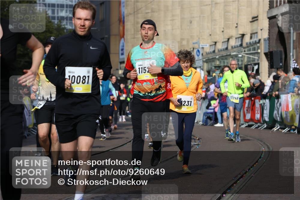 05.10.2025 - 20. swb-Marathon Bremen Strokosch-Dieckow http://msf.ph/oto/9260649 05.10.2025 11:06:03 Ziel 9355, 9438, 9786, 9931, 10081, 10095, 10100, 10101, 10192, 10462, 10587, 10597, 10623, 11134, 11231, 11425, 11468, 11525 meine-sportfotos.de