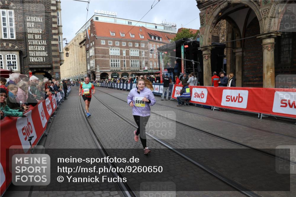 05.10.2025 - 20. swb-Marathon Bremen Yannick Fuchs http://msf.ph/oto/9260650 05.10.2025 11:20:23 Ziel 9323, 9688 meine-sportfotos.de