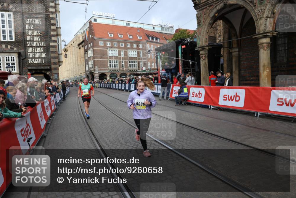 05.10.2025 - 20. swb-Marathon Bremen Yannick Fuchs http://msf.ph/oto/9260658 05.10.2025 11:20:23 Ziel 9323, 9688 meine-sportfotos.de