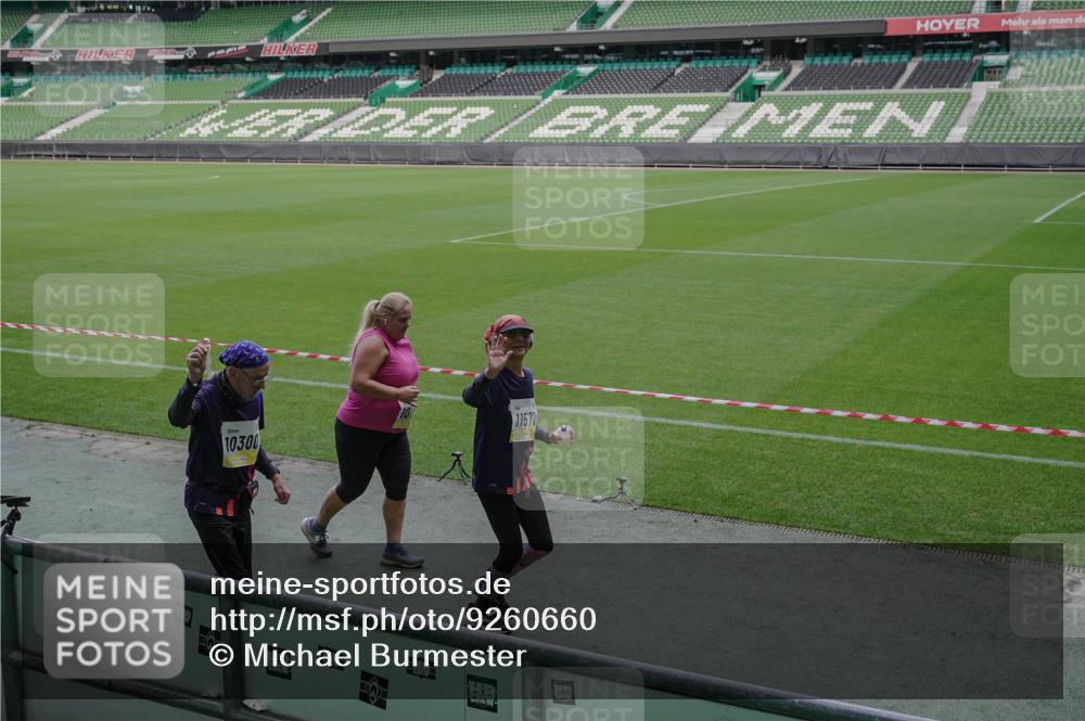 05.10.2025 - 20. swb-Marathon Bremen Michael Burmester http://msf.ph/oto/9260660 05.10.2025 10:52:32 Laufen im Stadion 9559, 10027, 10144, 10300, 10774, 10935, 11572, 11697, 11698, 9763, 11313, 11314 meine-sportfotos.de