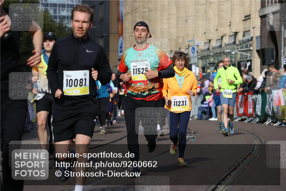 05.10.2025 - 20. swb-Marathon Bremen Strokosch-Dieckow http://msf.ph/oto/9260662 05.10.2025 11:06:03 Ziel 9355, 9438, 9786, 9931, 10081, 10095, 10100, 10101, 10192, 10462, 10587, 10597, 10623, 11134, 11231, 11425, 11468, 11525 meine-sportfotos.de