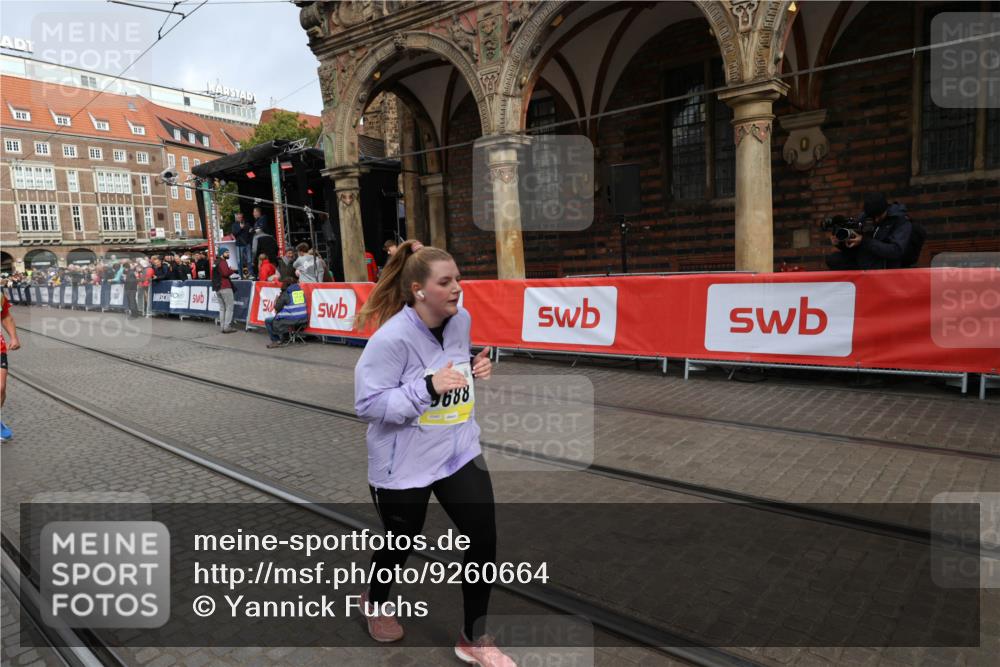 05.10.2025 - 20. swb-Marathon Bremen Yannick Fuchs http://msf.ph/oto/9260664 05.10.2025 11:20:24 Ziel 9323, 9688, 10613 meine-sportfotos.de