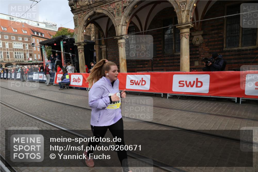 05.10.2025 - 20. swb-Marathon Bremen Yannick Fuchs http://msf.ph/oto/9260671 05.10.2025 11:20:24 Ziel 9323, 9688, 10613 meine-sportfotos.de