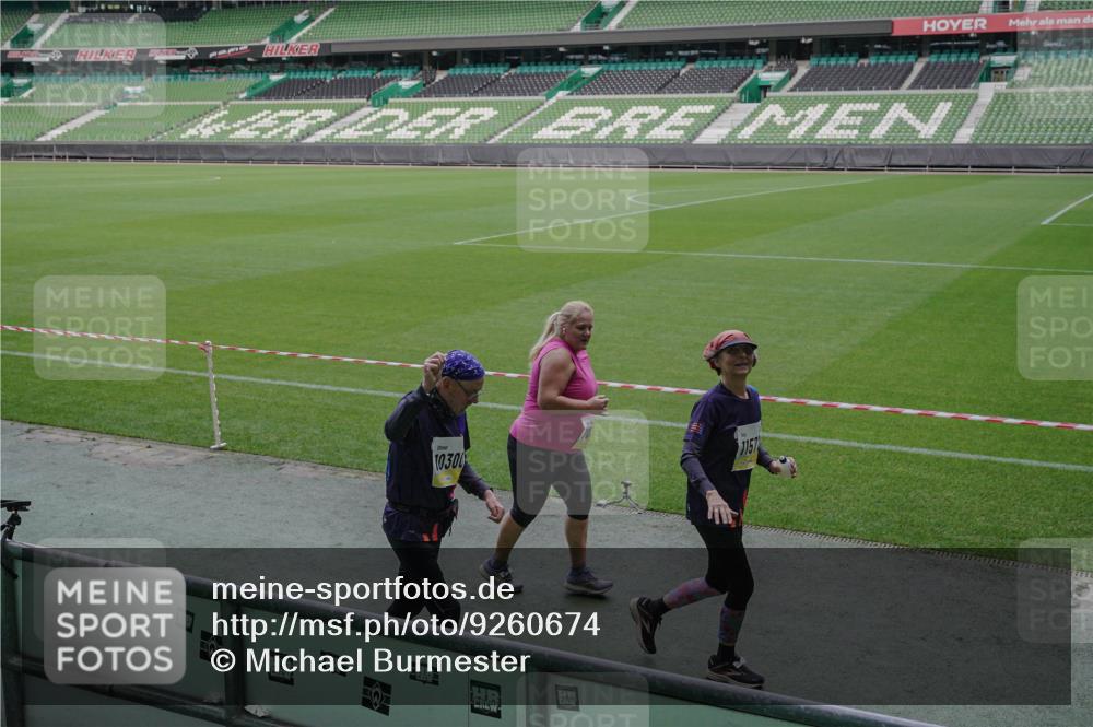 05.10.2025 - 20. swb-Marathon Bremen Michael Burmester http://msf.ph/oto/9260674 05.10.2025 10:52:33 Laufen im Stadion 9559, 10027, 10144, 10300, 10774, 10935, 11572, 11697, 11698, 9763, 11313, 11314 meine-sportfotos.de