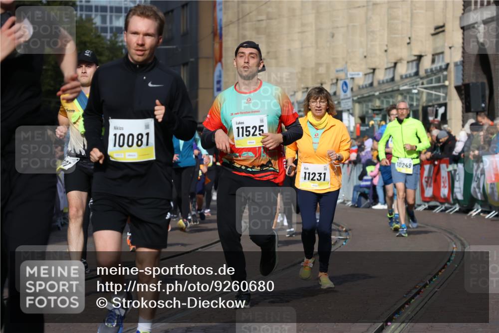 05.10.2025 - 20. swb-Marathon Bremen Strokosch-Dieckow http://msf.ph/oto/9260680 05.10.2025 11:06:03 Ziel 9355, 9438, 9786, 9931, 10081, 10095, 10100, 10101, 10192, 10462, 10587, 10597, 10623, 11134, 11231, 11425, 11468, 11525 meine-sportfotos.de