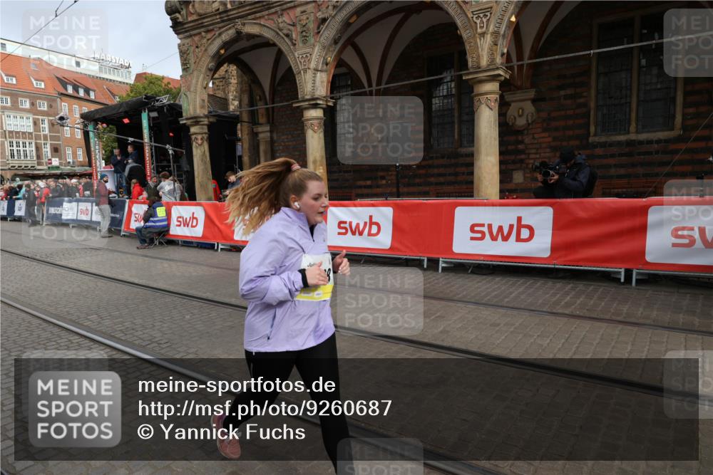 05.10.2025 - 20. swb-Marathon Bremen Yannick Fuchs http://msf.ph/oto/9260687 05.10.2025 11:20:24 Ziel 9323, 9688, 10613 meine-sportfotos.de