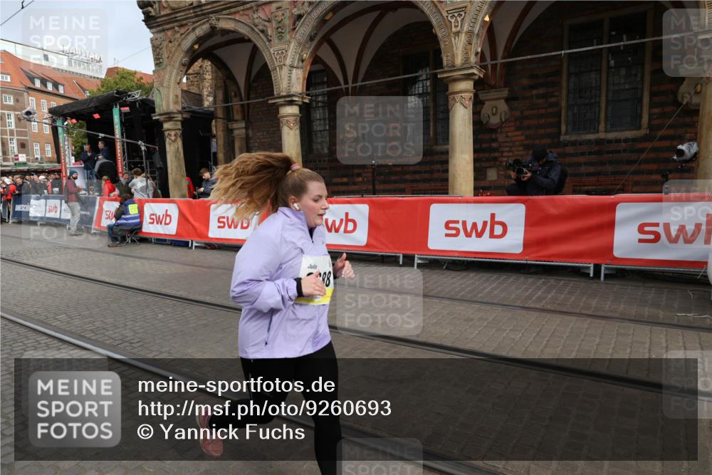 05.10.2025 - 20. swb-Marathon Bremen Yannick Fuchs http://msf.ph/oto/9260693 05.10.2025 11:20:24 Ziel 9323, 9688, 10613 meine-sportfotos.de