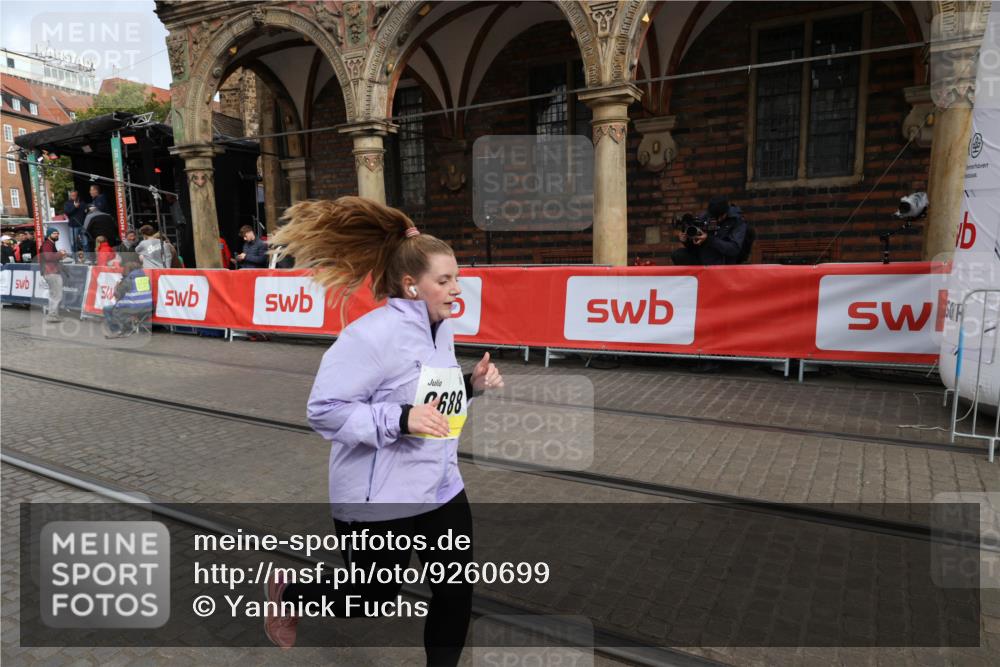05.10.2025 - 20. swb-Marathon Bremen Yannick Fuchs http://msf.ph/oto/9260699 05.10.2025 11:20:24 Ziel 9323, 9688, 10613 meine-sportfotos.de
