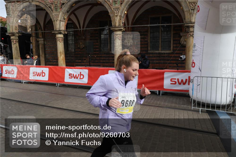 05.10.2025 - 20. swb-Marathon Bremen Yannick Fuchs http://msf.ph/oto/9260703 05.10.2025 11:20:25 Ziel 9323, 9688, 10613 meine-sportfotos.de