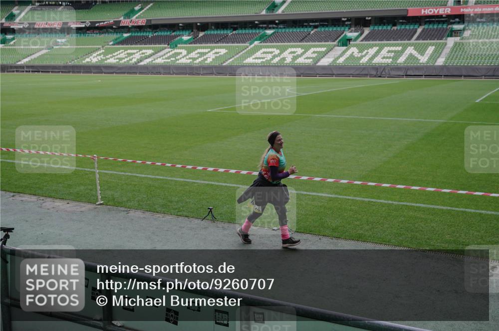 05.10.2025 - 20. swb-Marathon Bremen Michael Burmester http://msf.ph/oto/9260707 05.10.2025 10:52:39 Laufen im Stadion 9352, 9559, 10027, 10144, 10300, 10774, 10935, 11572, 9763, 10300, 11313, 11314, 11572, 11697, 11698 meine-sportfotos.de