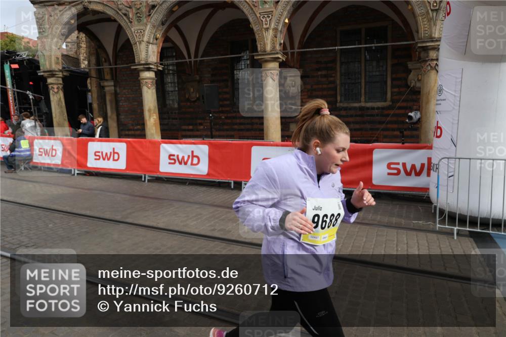 05.10.2025 - 20. swb-Marathon Bremen Yannick Fuchs http://msf.ph/oto/9260712 05.10.2025 11:20:25 Ziel 9323, 9688, 10613 meine-sportfotos.de