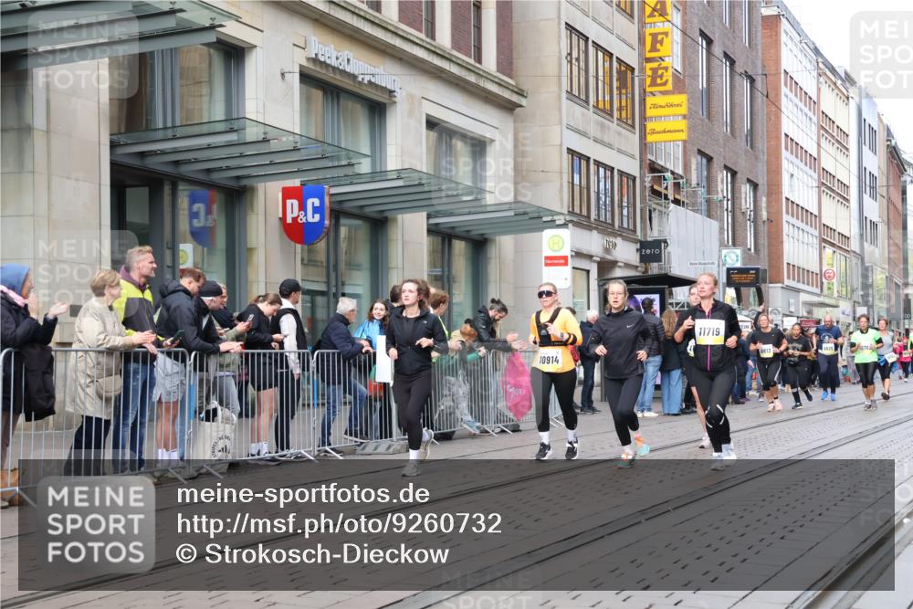 05.10.2025 - 20. swb-Marathon Bremen Strokosch-Dieckow http://msf.ph/oto/9260732 05.10.2025 11:00:51 Ziel 9182, 9208, 9305, 9443, 9600, 9613, 9880, 9925, 9954, 10228, 10359, 10477, 10544, 10630, 10762, 10914, 11053, 11337, 11338, 11524, 11597, 11680, 11688, 11719, 9182, 9208, 9305, 9443, 9600, 9613, 9880, 9925, 9954, 10228, 10359, 10477, 10544, 10630, 10762, 10914, 11053, 11337, 11338, 11524, 11597, 11680, 11688, 11719 meine-sportfotos.de