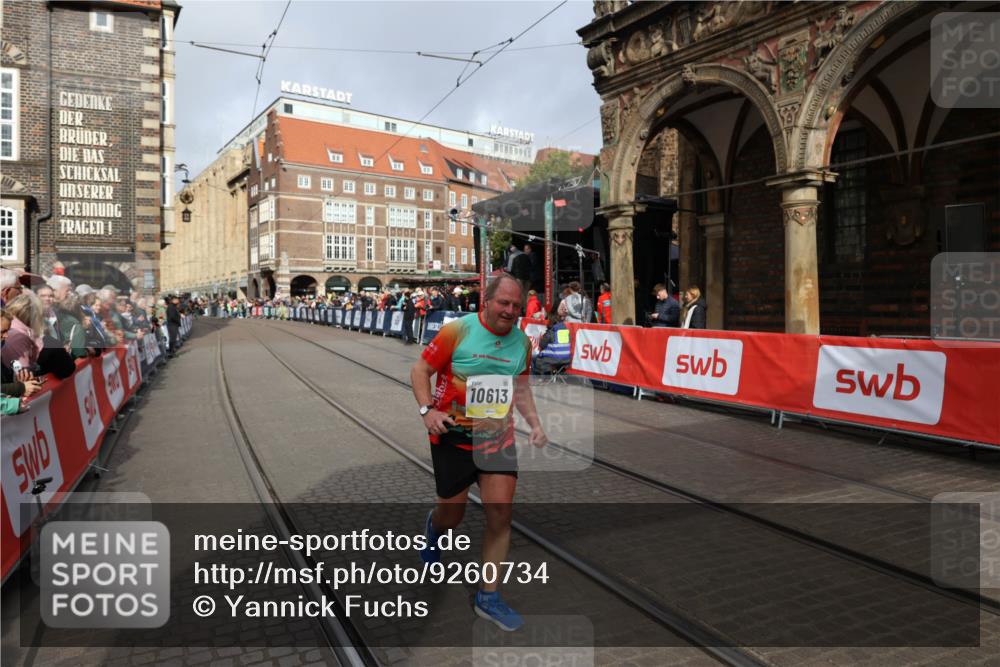 05.10.2025 - 20. swb-Marathon Bremen Yannick Fuchs http://msf.ph/oto/9260734 05.10.2025 11:20:26 Ziel 9323, 9688, 10613 meine-sportfotos.de
