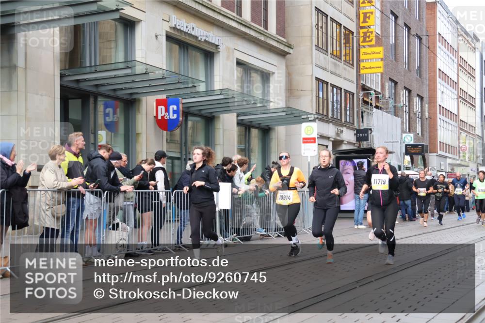05.10.2025 - 20. swb-Marathon Bremen Strokosch-Dieckow http://msf.ph/oto/9260745 05.10.2025 11:00:51 Ziel 9182, 9208, 9305, 9443, 9600, 9613, 9880, 9925, 9954, 10228, 10359, 10477, 10544, 10630, 10762, 10914, 11053, 11337, 11338, 11524, 11597, 11680, 11688, 11719, 9182, 9208, 9305, 9443, 9600, 9613, 9880, 9925, 9954, 10228, 10359, 10477, 10544, 10630, 10762, 10914, 11053, 11337, 11338, 11524, 11597, 11680, 11688, 11719 meine-sportfotos.de