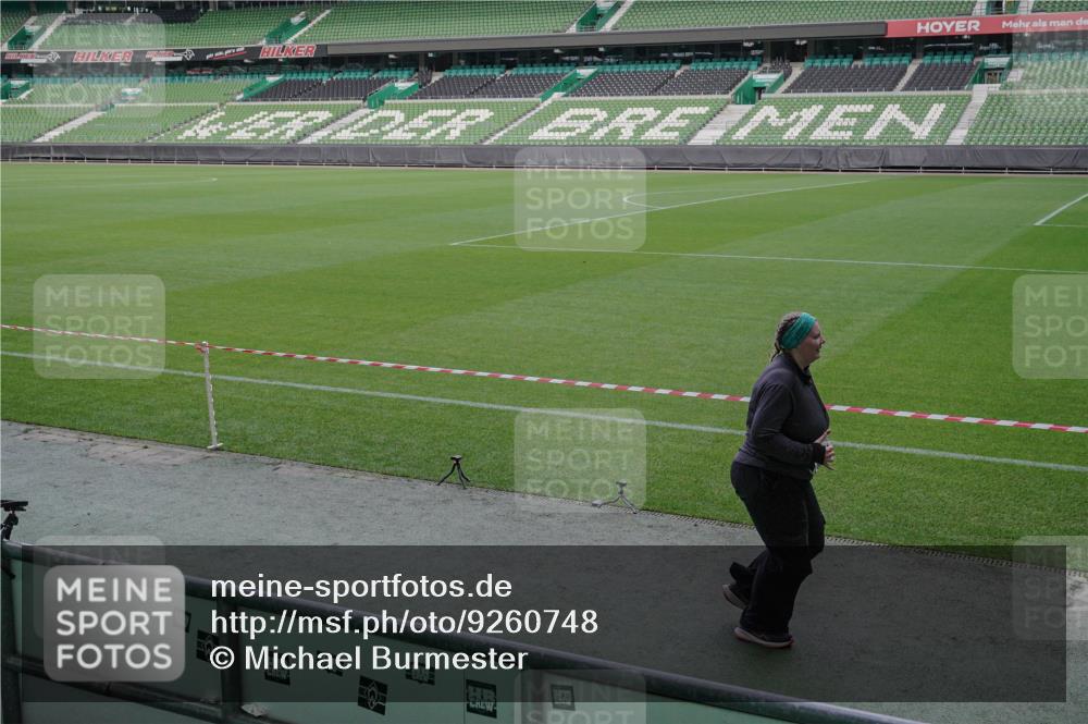 05.10.2025 - 20. swb-Marathon Bremen Michael Burmester http://msf.ph/oto/9260748 05.10.2025 10:53:03 Laufen im Stadion 9352, 9559, 10027, 10935, 11326, 10144, 10774 meine-sportfotos.de