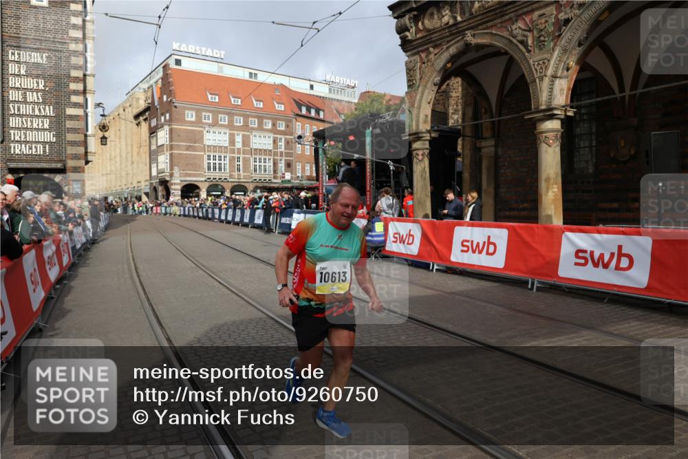 05.10.2025 - 20. swb-Marathon Bremen Yannick Fuchs http://msf.ph/oto/9260750 05.10.2025 11:20:26 Ziel 9323, 9688, 10613 meine-sportfotos.de