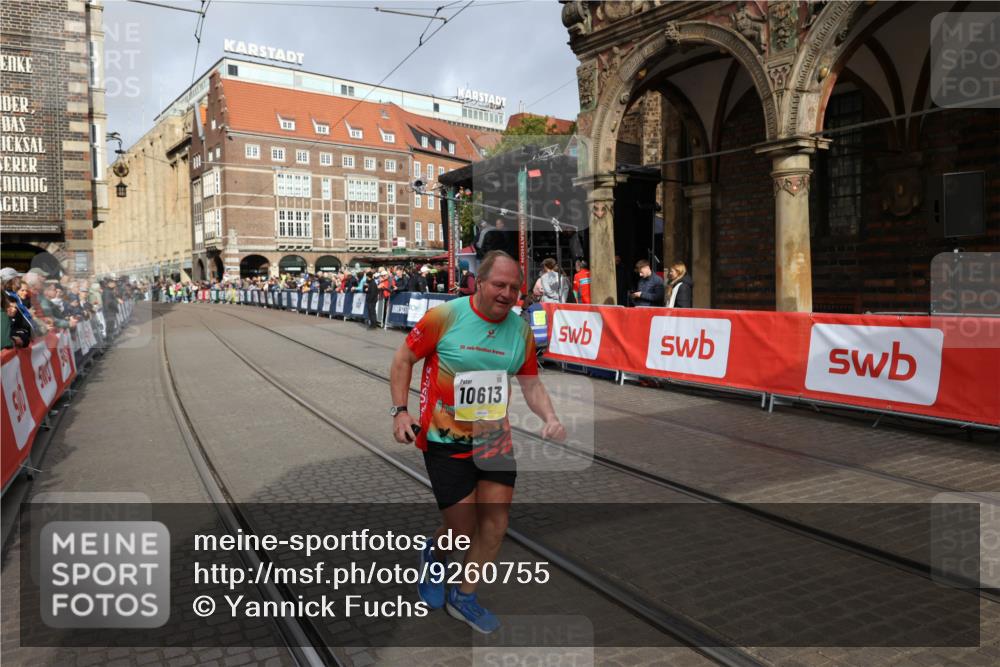05.10.2025 - 20. swb-Marathon Bremen Yannick Fuchs http://msf.ph/oto/9260755 05.10.2025 11:20:26 Ziel 9323, 9688, 10613 meine-sportfotos.de